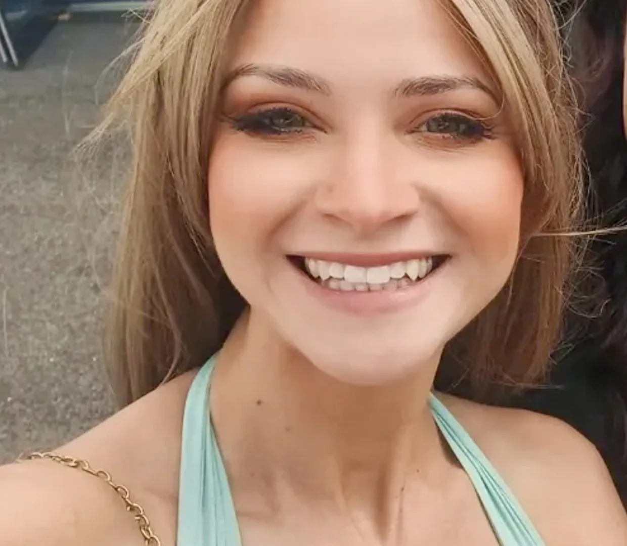 HEADS client smiling in her first selfie with her new hair topper